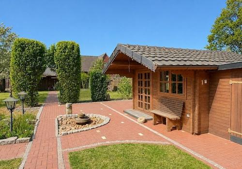 Gartenhaus und Wasserspiel