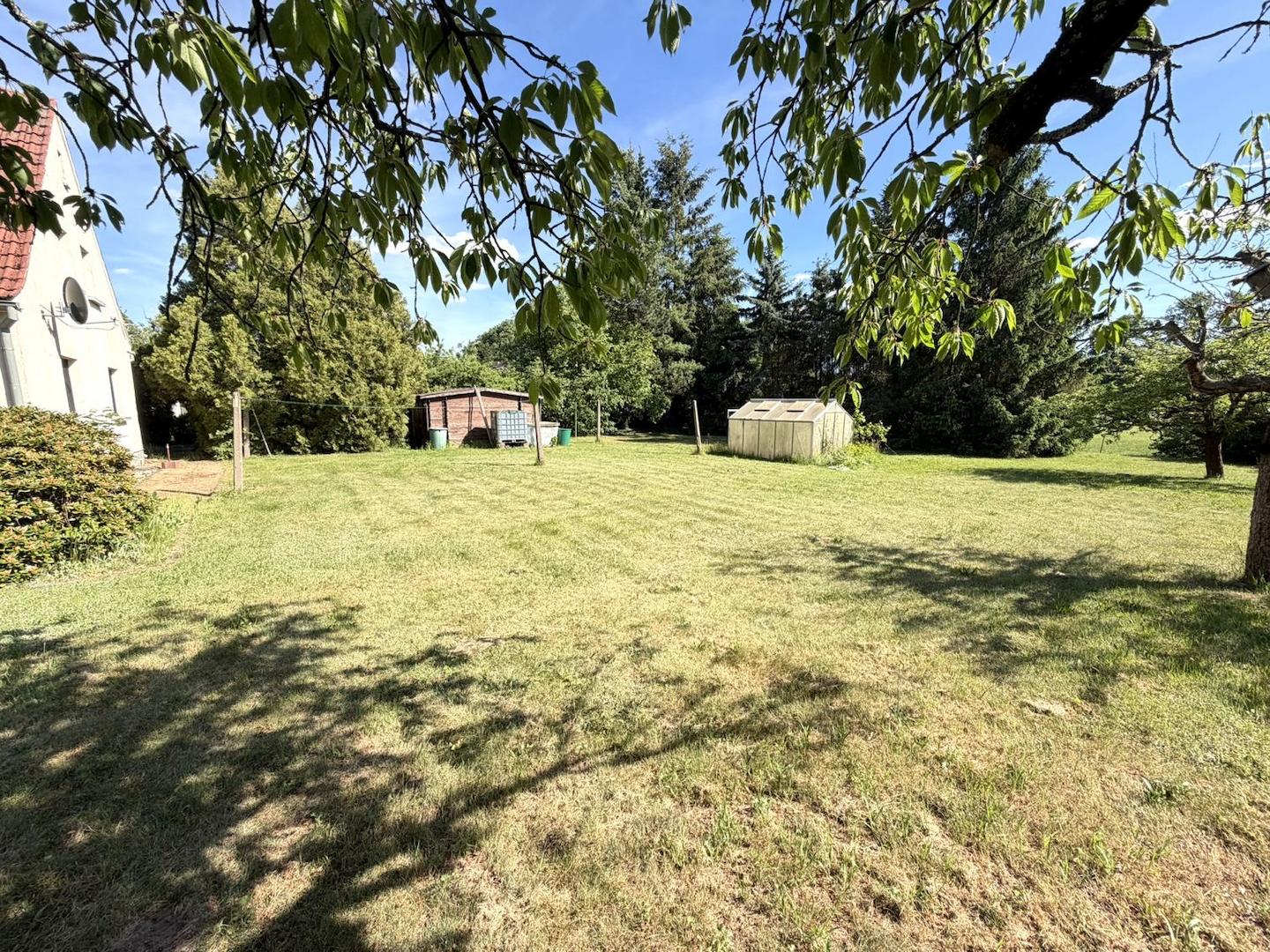 Garten - Blick auf das Gewächshaus
