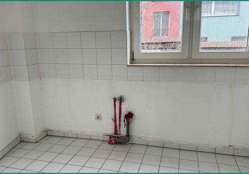 Platz in der Küche der Wohnung im Erdgeschoss ist genügend vorhanden