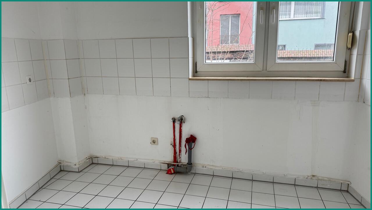 Platz in der Küche der Wohnung im Erdgeschoss ist genügend vorhanden