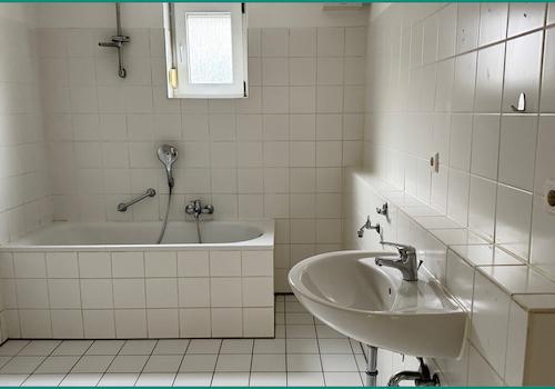 Badezimmer im Erdgeschoss mit Fenster, Badewanne und zusätzlicher Entlüftung sowie...