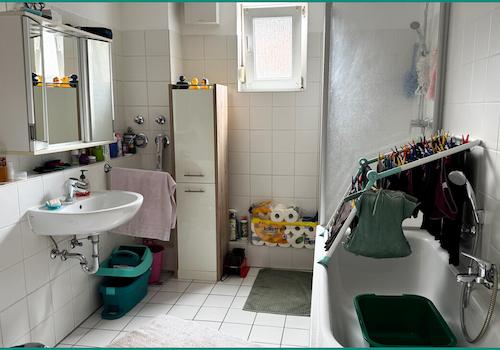 Badezimmer mit Dusche im 1. Obergeschoss