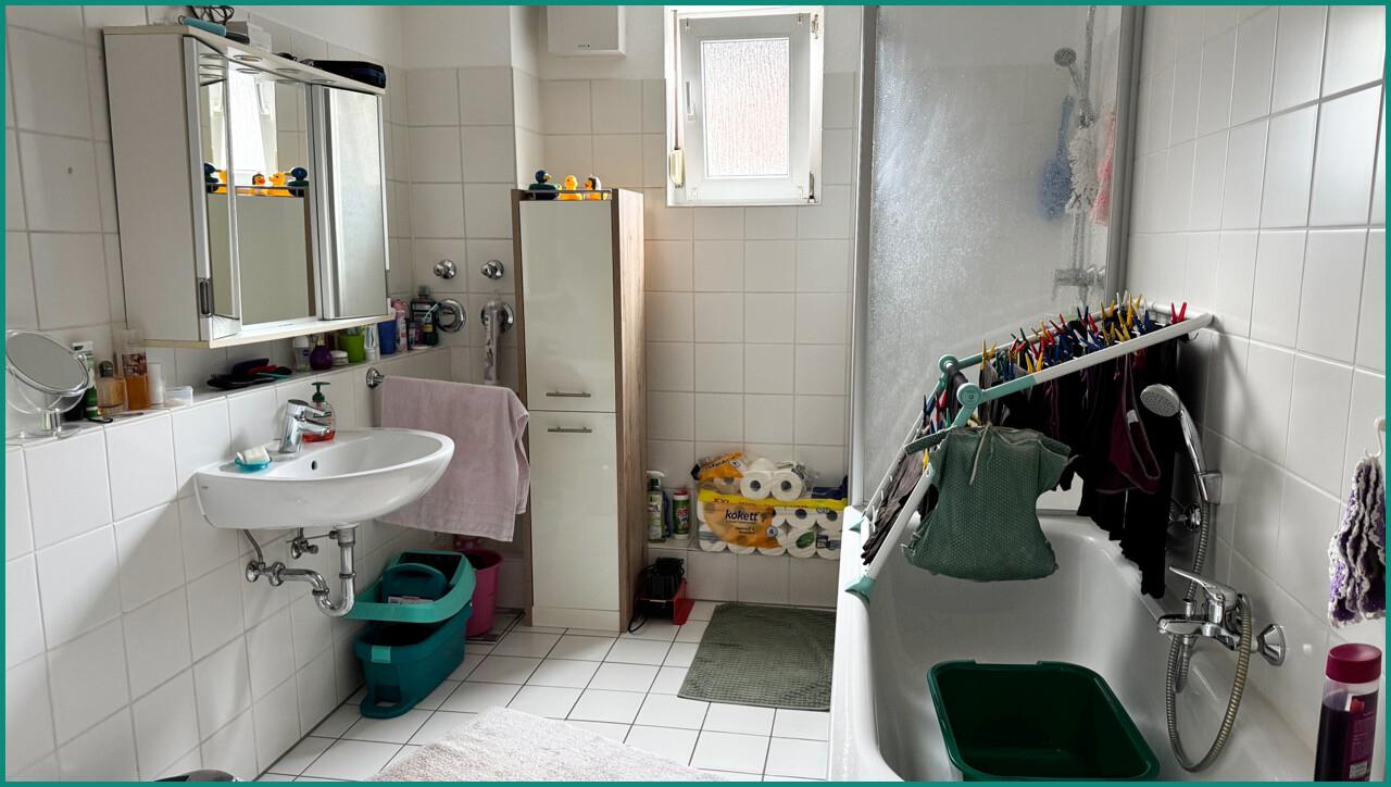Badezimmer mit Dusche im 1. Obergeschoss