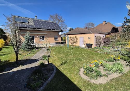 Gartenansicht mit Garage