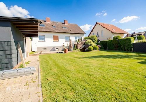 Terrasse im Erdgeschoss mit Zugang zum Garten