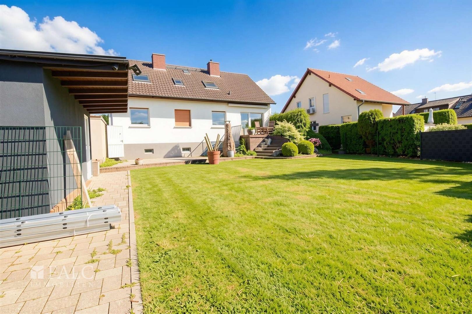 Terrasse im Erdgeschoss mit Zugang zum Garten