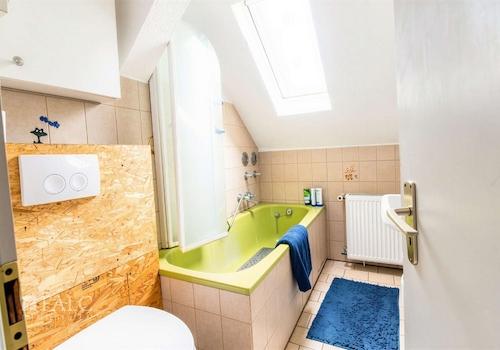 Badezimmer mit Badewanne