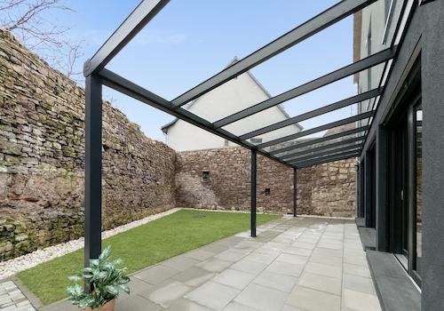 Innenhof mit Pergola