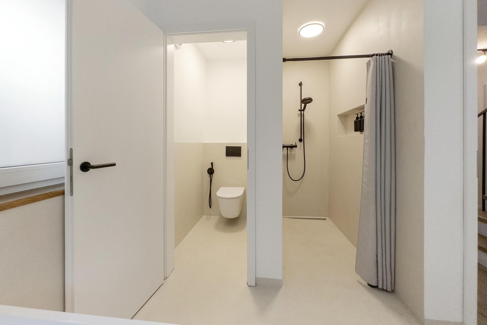 Dusche & separates WC