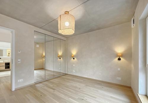 Schlafzimmer mit Schrank