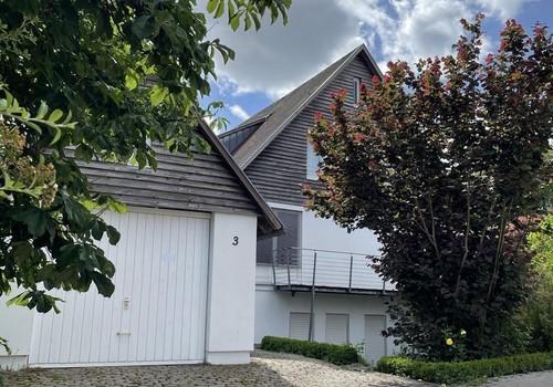 Westansicht mit Garage