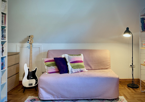 Platz für Schreibtisch & Sofa