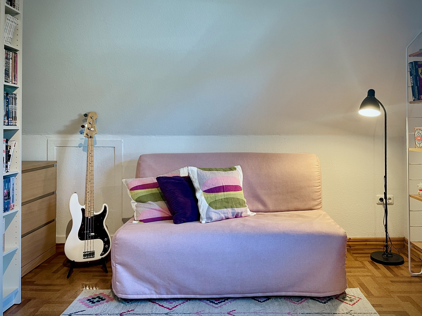 Platz für Schreibtisch & Sofa