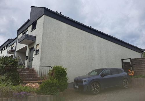 Nordseite mit Kfz Stellplatz