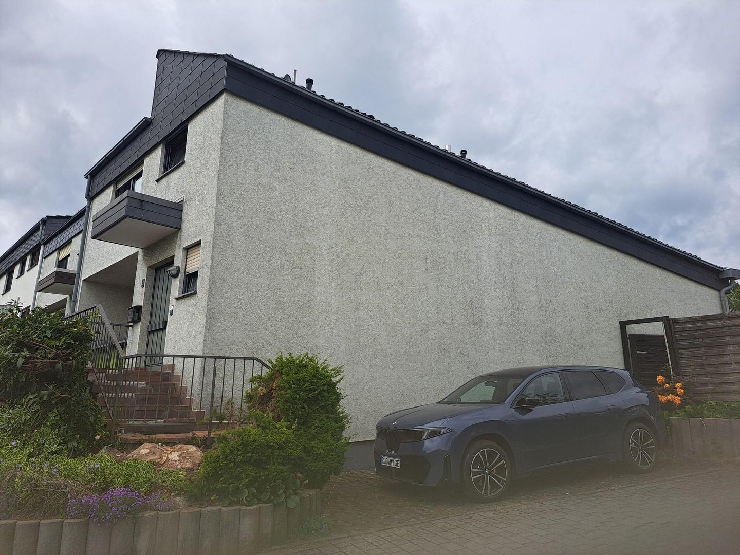 Nordseite mit Kfz Stellplatz