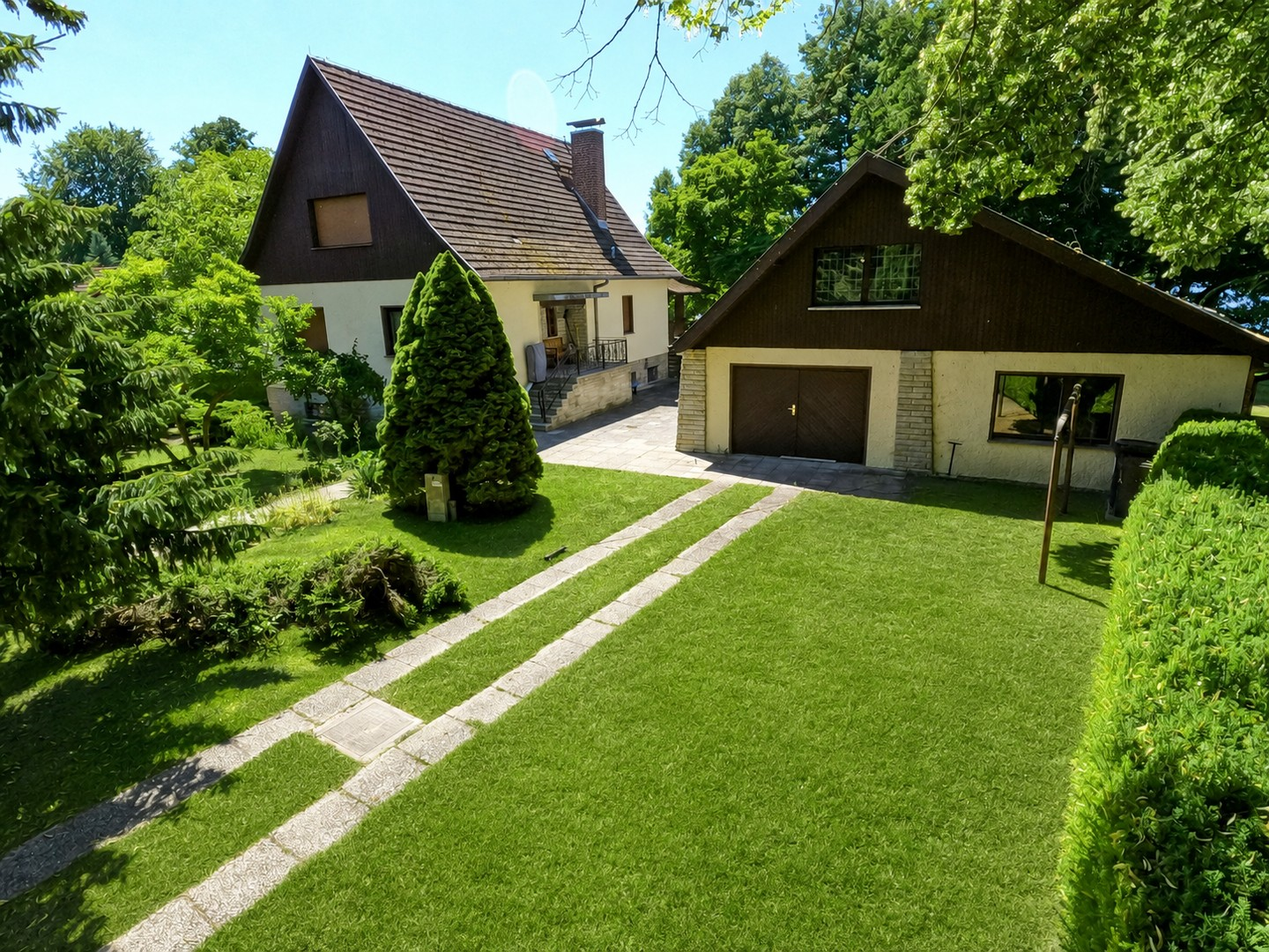 Hausansicht + Nebengebäude