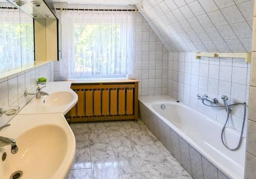 großes Badezimmer