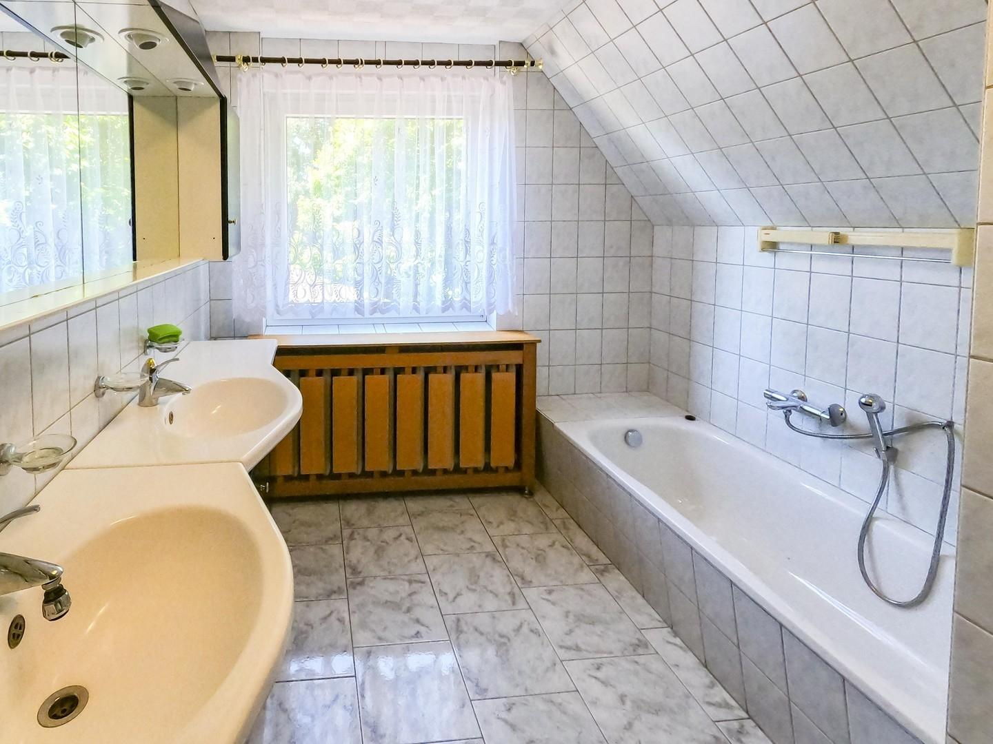 großes Badezimmer