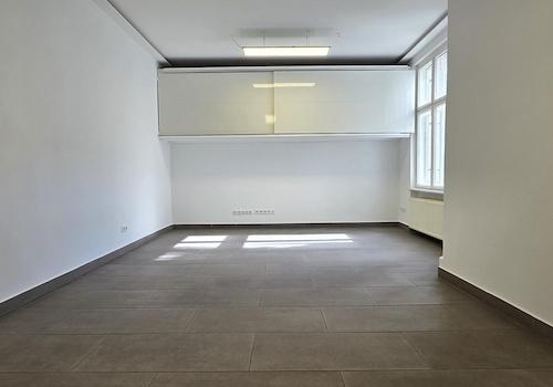 Wohnzimmer, zum Hofgelände