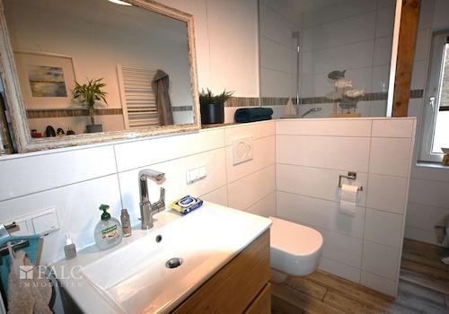 EG-modernes Badezimmer