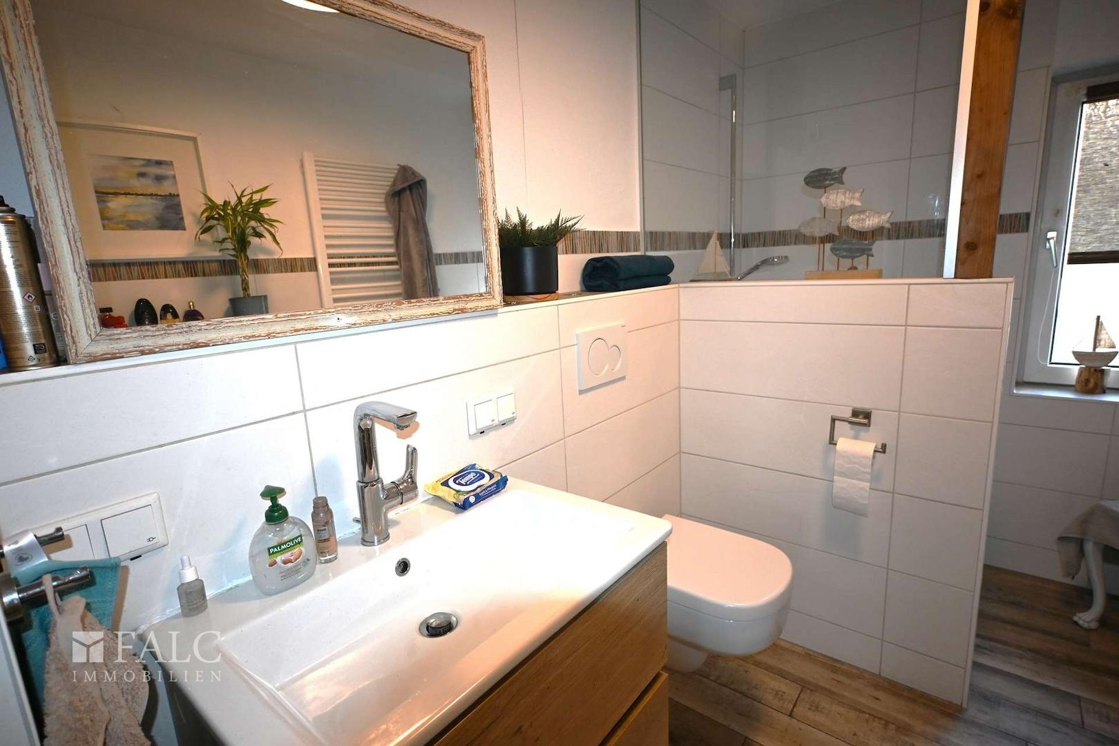 EG-modernes Badezimmer