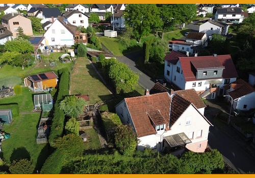 Blick über Haus und Garten
