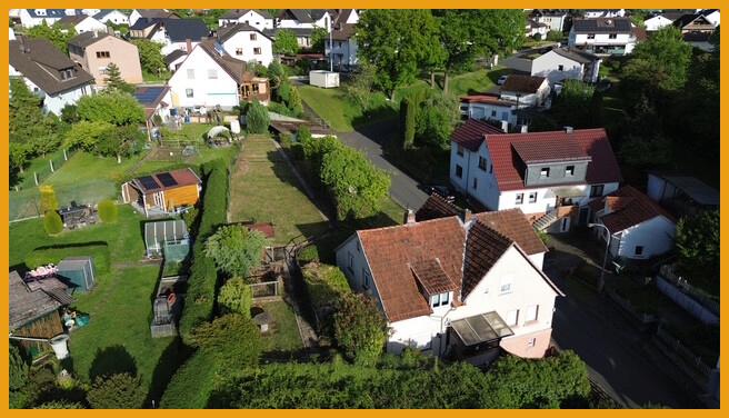 Blick über Haus und Garten