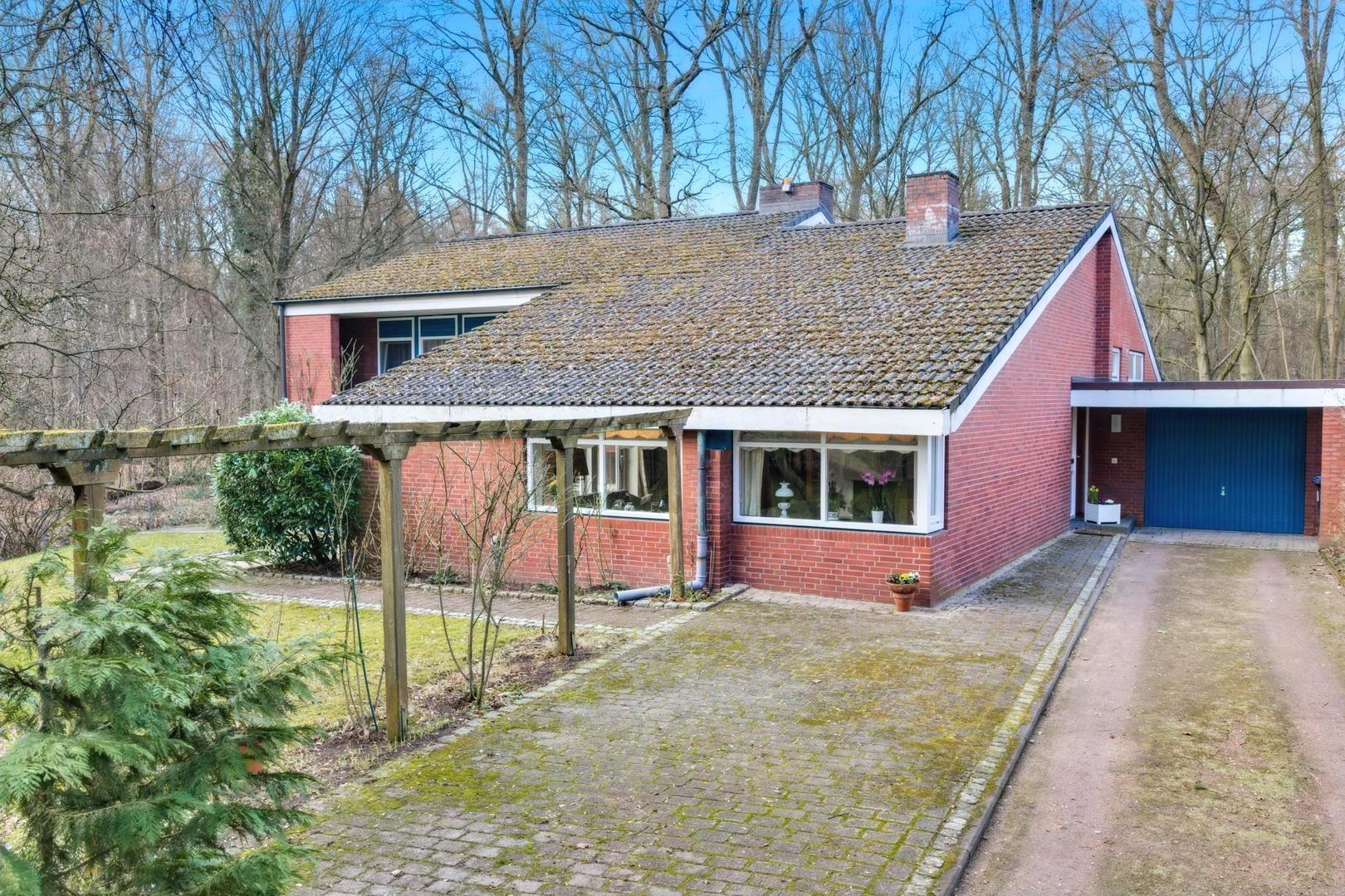Haus mit PKW Garage und Außenstellplatz