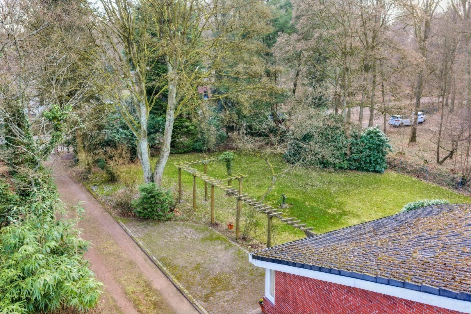 Außenstellplatz an der Pergola sowie Garten