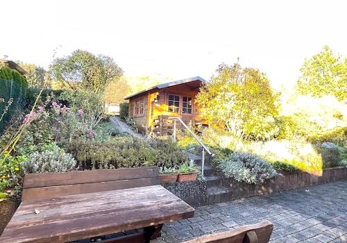 Sitzecke + Gartenhaus (Herbst)