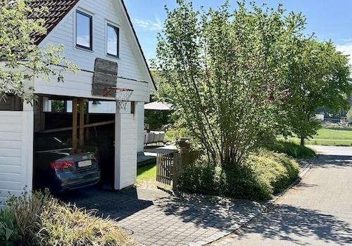 Blick von Strasse auf Carport 