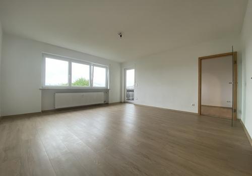 großes Wohnzimmer mit Zugang Balkon
