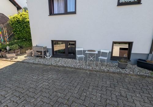 links Wohnzimmer  rechts Küche