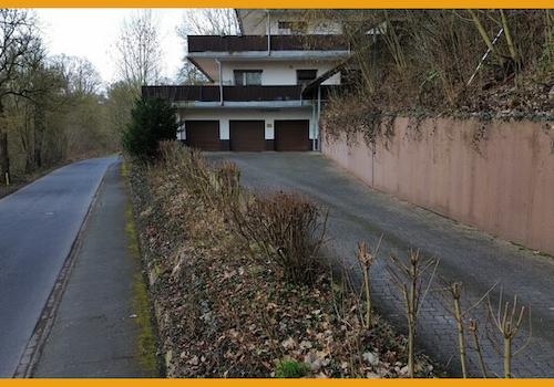 Einfahrt und  Garage