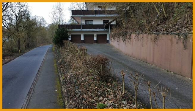 Einfahrt und  Garage