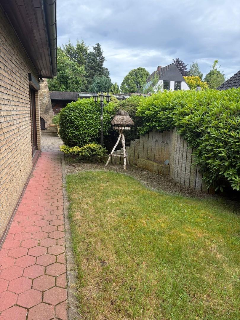 Garten rechts vom Haus