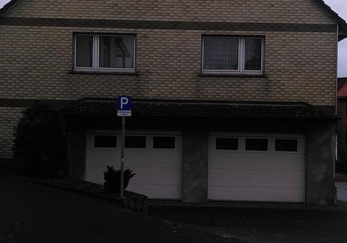 Doppel Garage und Stellplatz