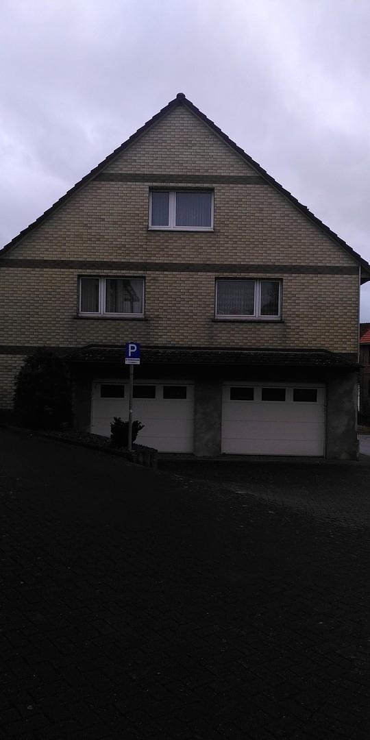 Doppel Garage und Stellplatz