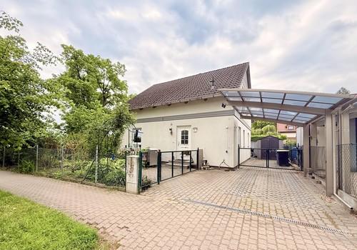 Haupteingang mit Tor&Carport