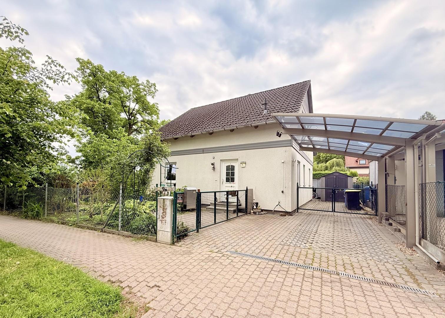 Haupteingang mit Tor&Carport