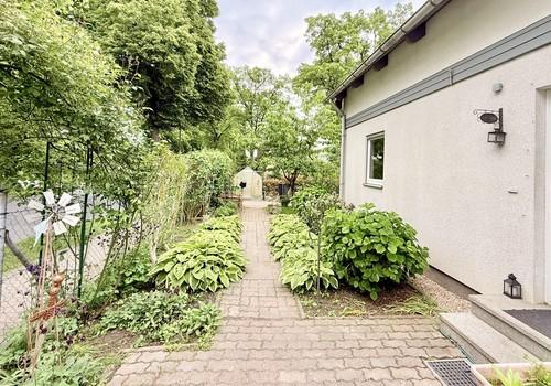 Garten mit Gewächshaus