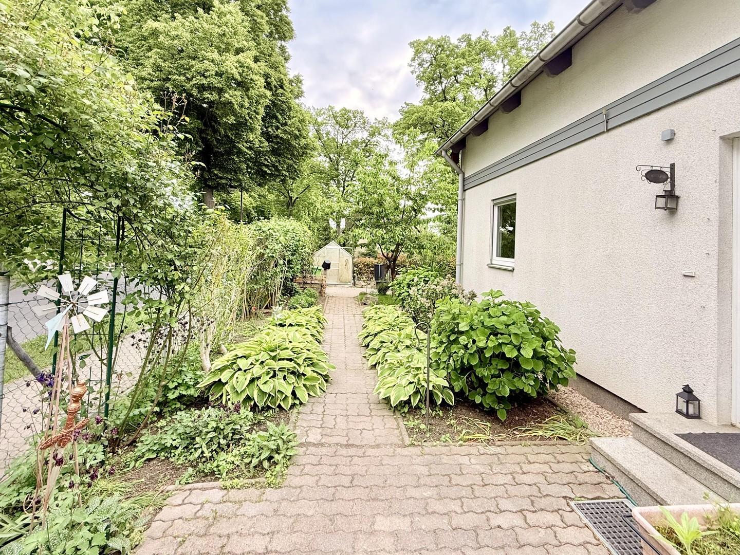 Garten mit Gewächshaus