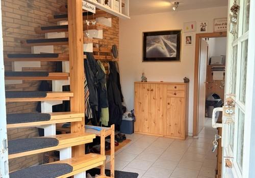 Flur EG und Treppe