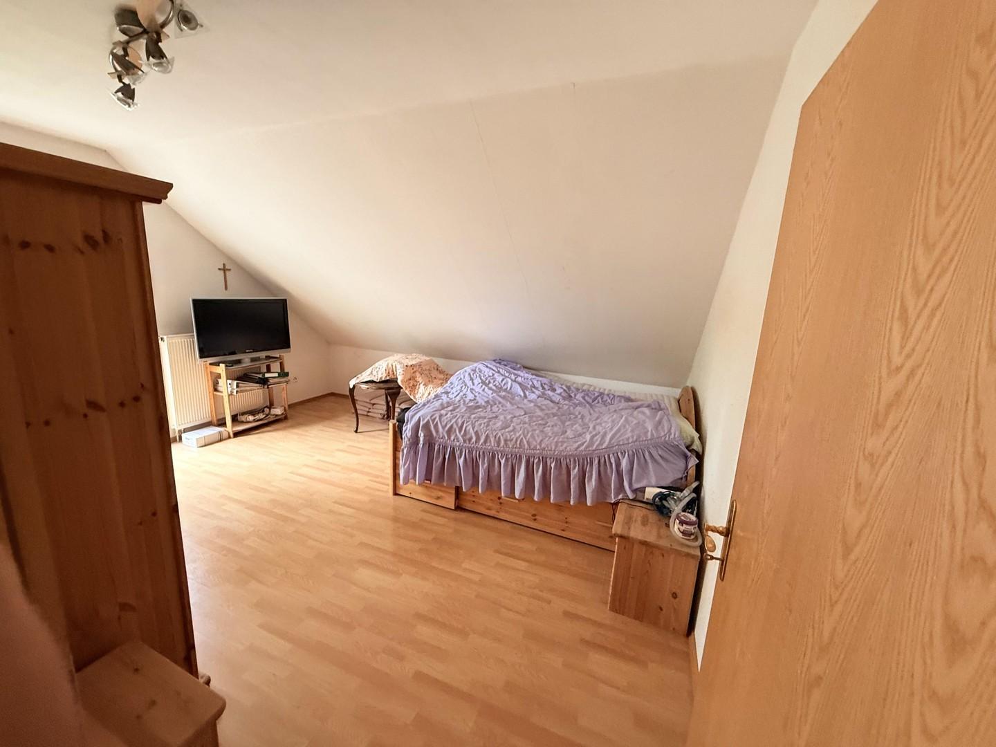 Schlafzimmer 1