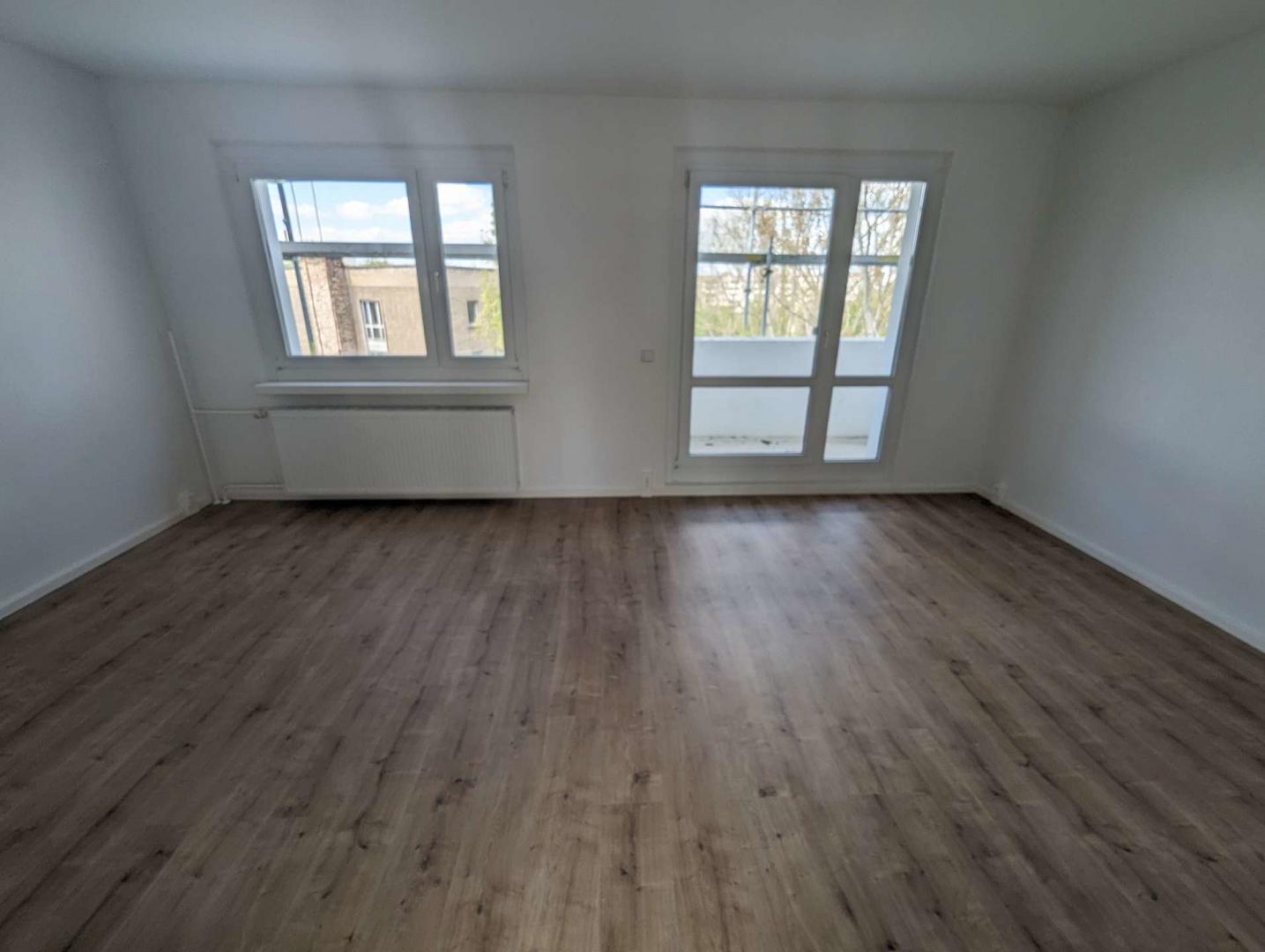 Wohnzimmer mit Balkon (Referenzfoto)