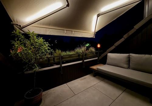 Loggia bei Nacht mit Markise