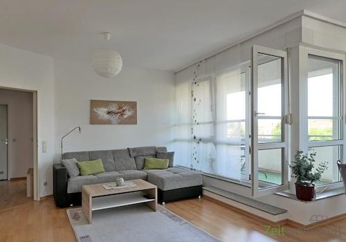 Wohnlandschaft und Balkonausgang