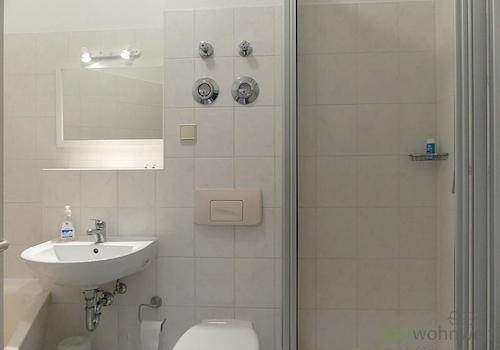 separate Dusche und Wanne