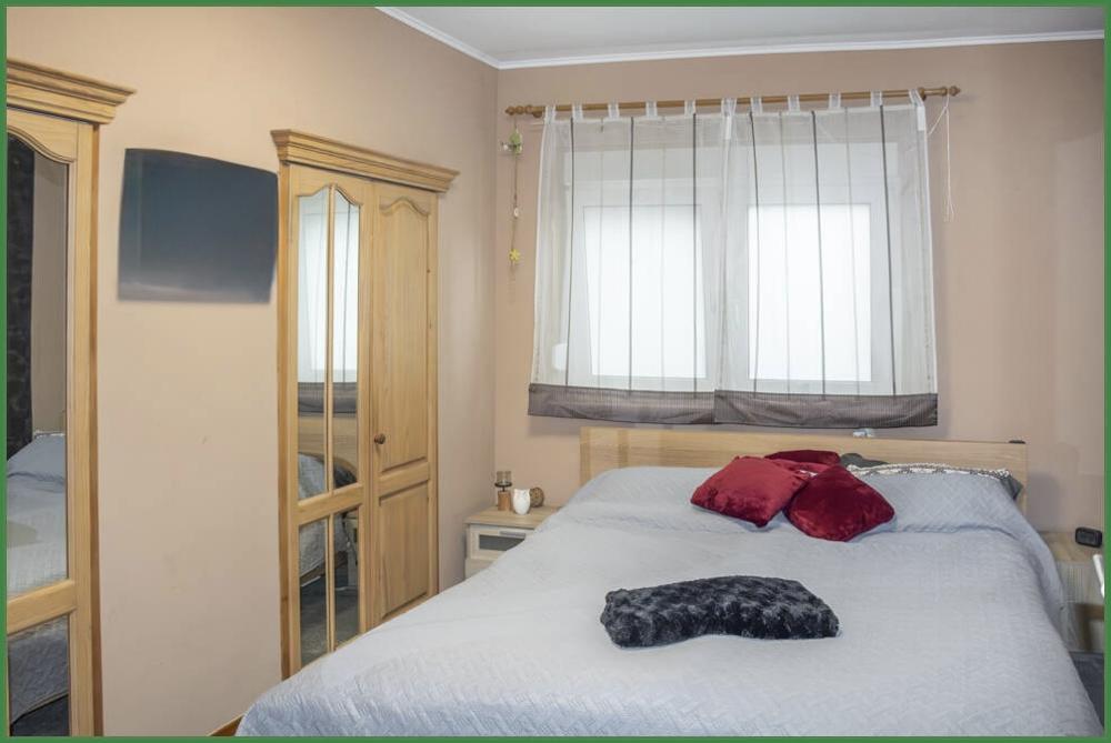Schlafzimmer im Erdgeschoss mit begehbarem Kleiderschrank