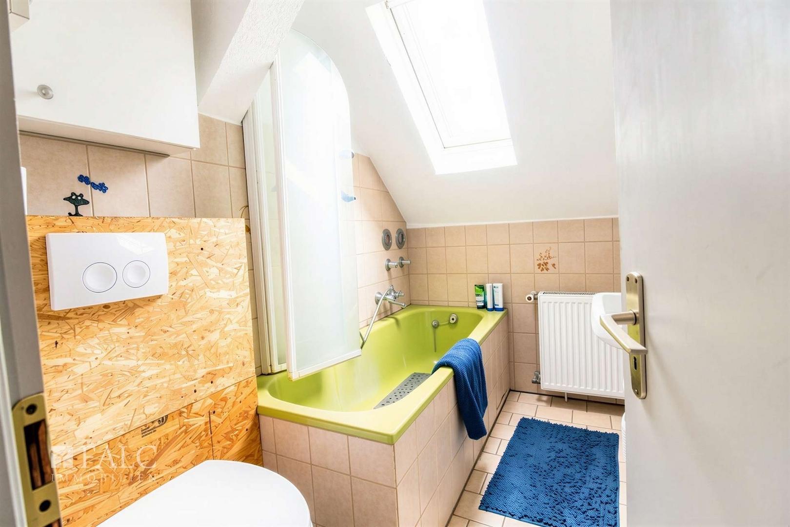 Badezimmer mit Badewanne